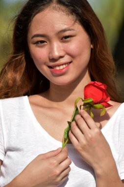 Güzel Kadın Gül ile Gülümseyen