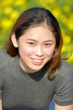 Çekici bir erkek gülümseyen