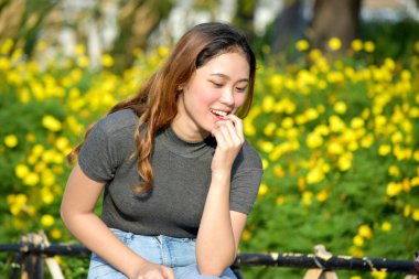 Genç Bir Kadın Düşünme