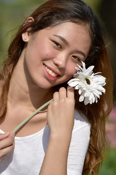 Jugendlich asiatisch erwachsen weiblich und glück — Stockfoto