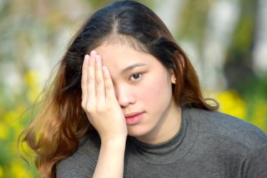 Minnettar bir genç kişi