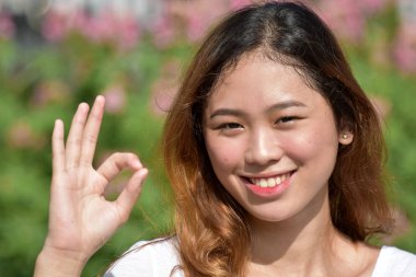 Genç Kadın ve İyi İmzası