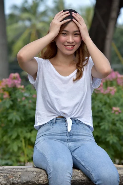 Vergessliche junge asiatische Frau — Stockfoto