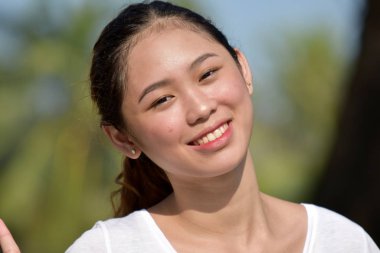 Çeşitli Bir Kadın Gülümsüyor