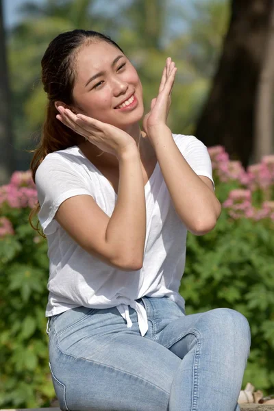 Eine überraschte asiatische Person — Stockfoto