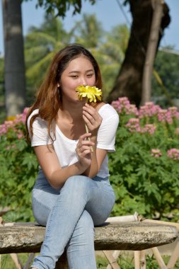 Çiçek kokan genç bir kadın