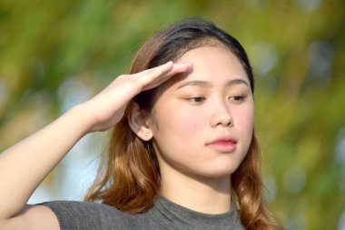 Selamlayan bir Filipina erkek