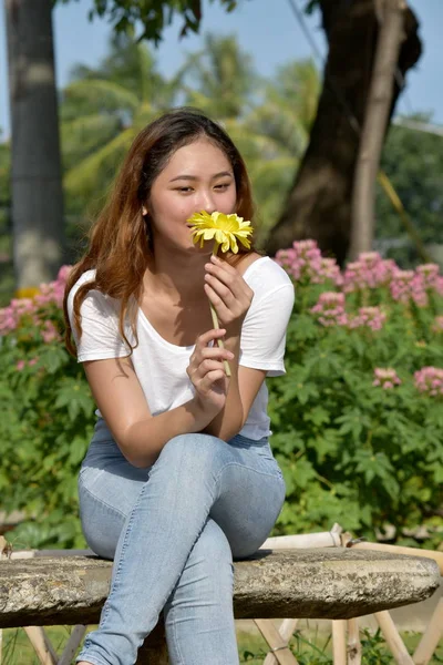Çiçek kokan genç bir kadın