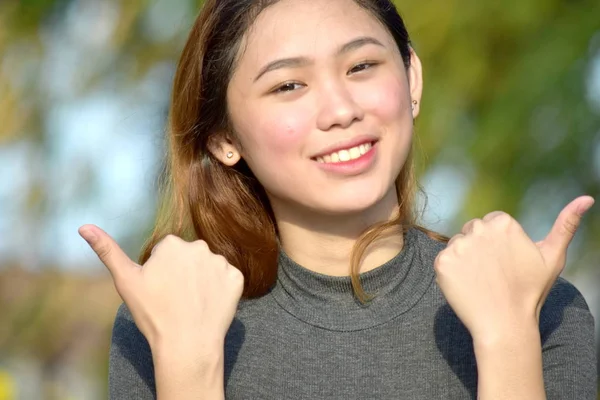 Una mujer joven orgullosa —  Fotos de Stock