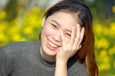 Asyalı Bir Kadın Gülüyor