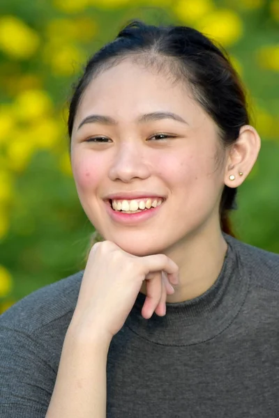 Χαμογελώντας νεανική γυναίκα της Ασίας — Φωτογραφία Αρχείου
