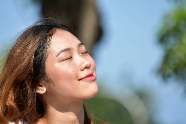 Güzel bir kadın merak ediyor.