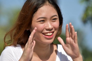 Konuşan Genç Çeşitli Kadın