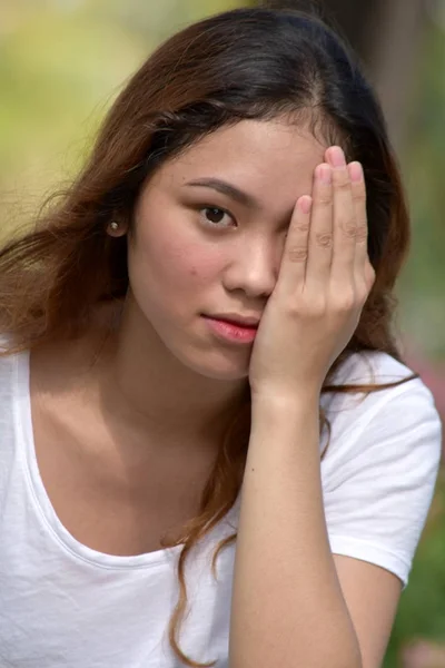 Seorang wanita dewasa yang malu — Stok Foto