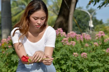 Kalbi kırık bir kadın.