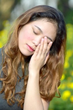 Bir Üzgün Filipinli Kadın