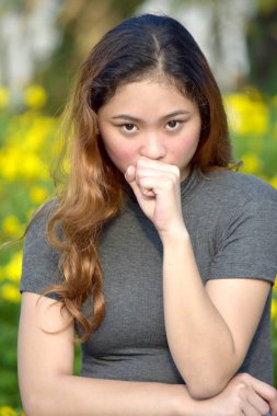 Bir Öksürük Genç Kadın