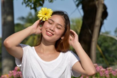 Gülümseyen bir Asyalı kadın