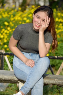 Farklı bir kadın gülüyor