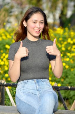 Başparmak ile Çekici Filipinli Kadın