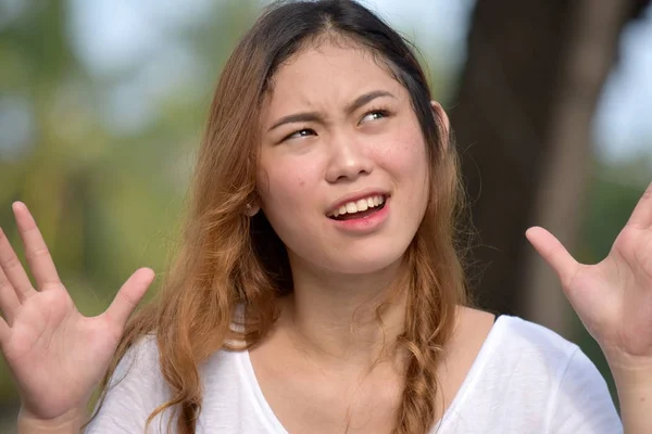 Ziemlich erwachsene Weibchen und Verwirrung — Stockfoto