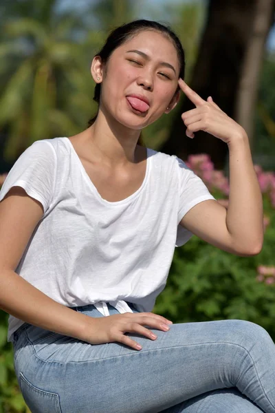 Őrült ázsiai nő fiatalos nő — Stock Fotó