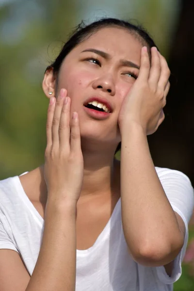 Joven filipina mujer bajo estrés — Foto de Stock