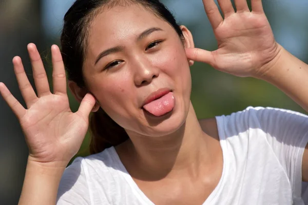 Krásná Asijská samice dělá legrační obličeje Stock Snímky