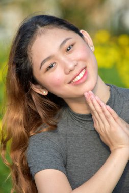 Bir dua eden çeşitli kadın