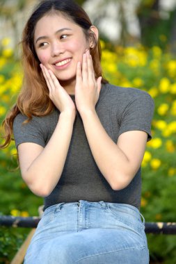 Şaşırttı Genç Asyalı Kadın