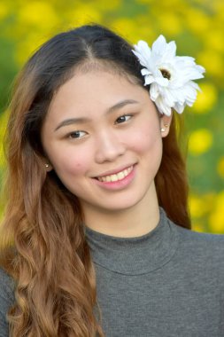 Gülümseyen Güzel Asyalı Kadın