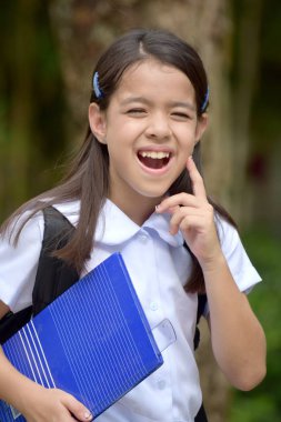 Pretty Filipina Kız Öğrenci Not Defterleri ile Diş Ağrısı ile