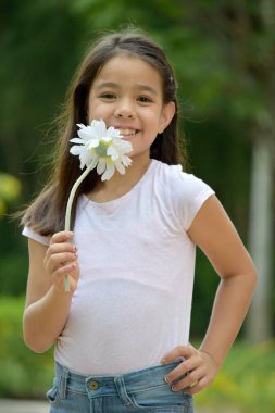 Petite Azınlık Kız Ve Bir Çiçek ile Mutluluk