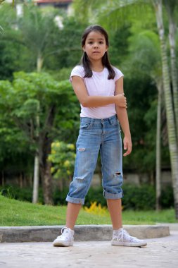 Genç Filipinli Kadın Ayakta Bekliyor