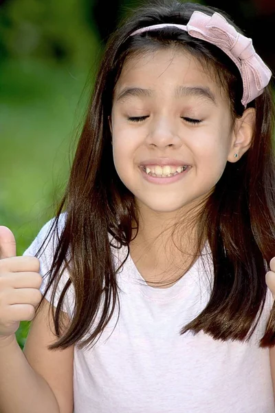 Menina com os olhos fechados — Fotografia de Stock