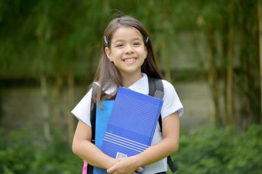 Kitaplarla Gülümseyen Farklı Kız Öğrenci