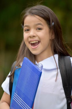 Mutlu Katolik Asyalı Kız Öğrenci Okul Üniforması Giyen