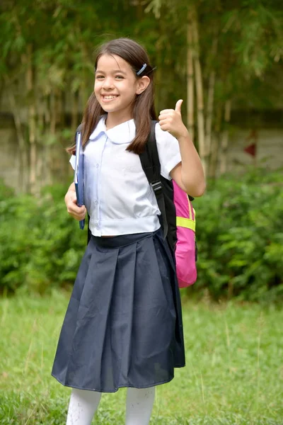 年轻的菲律宾女学生和幸福穿着校服与笔记本 — 图库照片