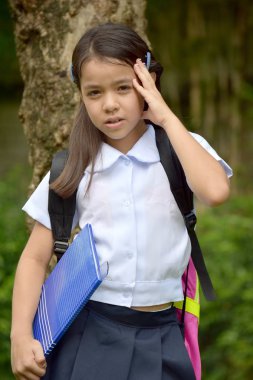 Düşünceli Okul Kız Kitaplar ile Okul Üniforması Giyen