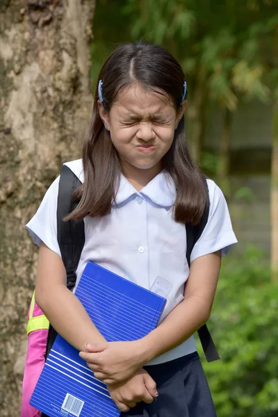 Školy dívka a úzkost nosí školní uniformu s knihami — Stock fotografie