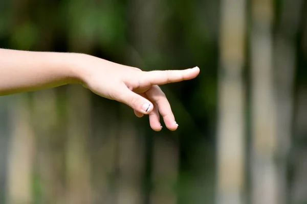 Fata copil mână arătând — Fotografie, imagine de stoc