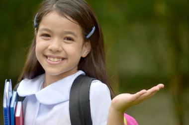 Not Defterleriyle Karar Veren Bayan Öğrenci