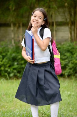 Sevimli Çeşitli Kız Öğrenci Düşünme Kitaplar ile