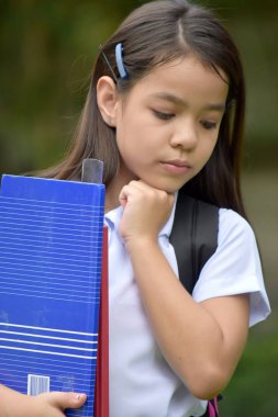 Defterler ile Asyalı Kız Öğrenci Düşünme
