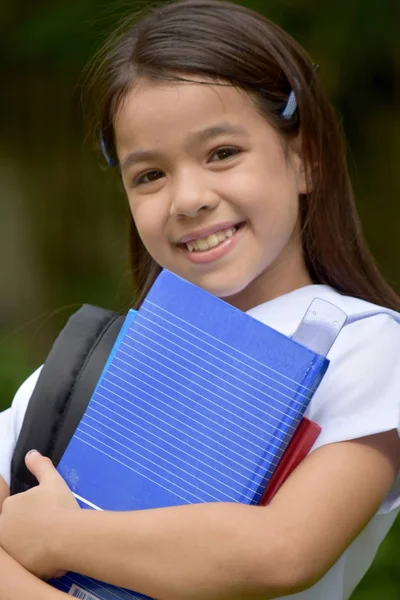 Lächelnd süß filipina mädchen student — Stockfoto