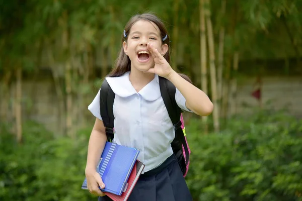 制服を着て話すフィリピンの女子学生を準備 — ストック写真