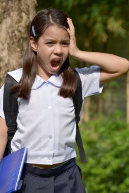 Kitap ile Üniforma Giyen Stres Altında Asyalı Kız Öğrenci