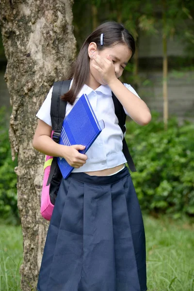 ノートで学校の制服を着て涙のアジアの女子学生 — ストック写真