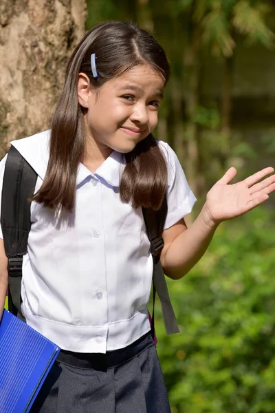 Prep Filipina female student i niezdecydowanie noszenie mundur szkolny — Zdjęcie stockowe