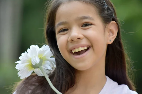 Petite asiática hembra sonriendo con un margarita — Foto de Stock